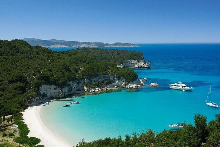 Paxos or Antipaxos? Which Island Is for You 2 Paxos or Antipaxos? Which Island Is for You